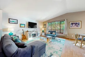 4BR dog-friendly waterfront home with beach access - Image 2