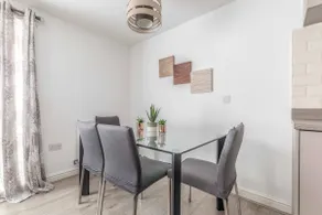 2 BED & 2 BATH COSY APARTMENT SLOUGH- FREE PARKING - By Tempstay - Image 3