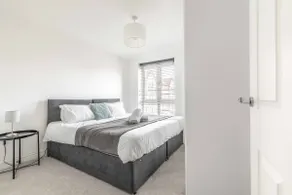 2 BED & 2 BATH COSY APARTMENT SLOUGH- FREE PARKING - By Tempstay - Image 2