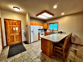 Mountain Bliss: 2-Bedroom Condo with Private Hot - Image 5