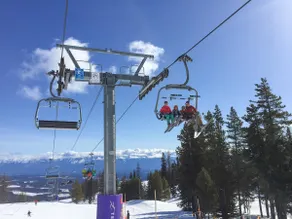 Mountain Bliss: 2-Bedroom Condo with Private Hot - Image 2