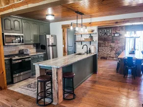 22 Acres • Trails • Hot Tub • Fire Pit• sleeps 12 - Image 4