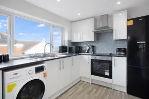 Spacious Living Room & Modern Comforts, Sleeps 4 - Image 2