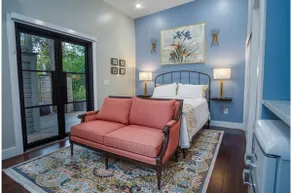 Exquisite Studio Guesthouse Near Downtown's Core! - Image 3