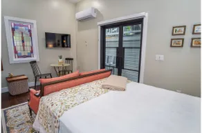 Exquisite Studio Guesthouse Near Downtown's Core! - Image 5