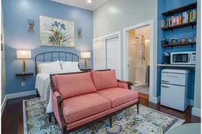 Exquisite Studio Guesthouse Near Downtown's Core! - Image 4