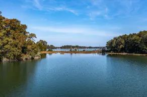 Spacious waterfront family retreat. Dogs welcome! - Image 3