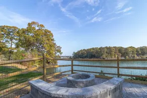 Spacious waterfront family retreat. Dogs welcome! - Image 5