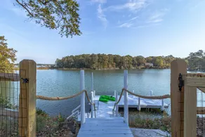 Spacious waterfront family retreat. Dogs welcome! - Image 2