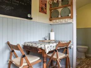 Cottage with garden | River view - Image 3