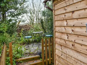 Cottage with garden | River view - Image 2