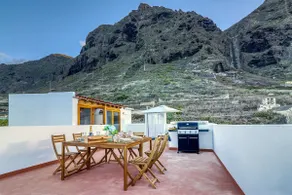 Spacious Home with Tropical Garden, BBQ, Near Seaside - Image 2