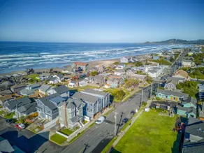 Nye Beach 3-Story Victorian has Ocean Views,  Beach Nearby, Two Bedrooms - Image 2