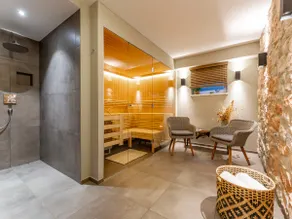 Luxury chalet with private sauna and views - Image 2