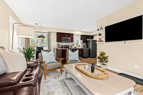 New! Bright & Cozy 1BR Flat with Double Recliners - Image 2