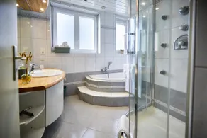 Gift-Family-Private Bathroom with Bath - Image 4