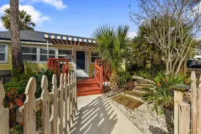 Sunshine House 2|1 Blk to Beach| Close to Mayo - Image 2