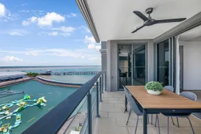 Charming Waterfront Lagoon Views & Restaurants - Image 2