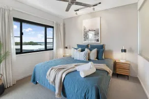 Charming Waterfront Lagoon Views & Restaurants - Image 3