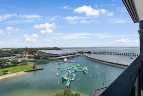 Charming Waterfront Lagoon Views & Restaurants - Image 4