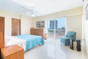 Large Condo 1 Block from the Beach - Image 2