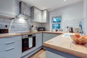Henley Street Townhouse: Charming & Central Home - Image 3