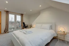 Henley Street Townhouse: Charming & Central Home - Image 2