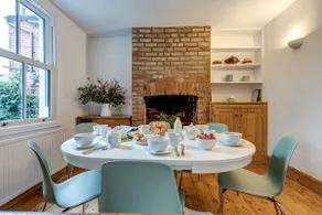 Henley Street Townhouse: Charming & Central Home - Image 4
