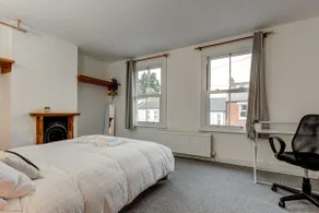 Henley Street Townhouse: Charming & Central Home - Image 5