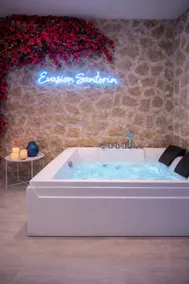 Santorini Escape - Jacuzzi & Cocooning - Image 1
