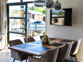 Waterfront Family Retreat - Image 4