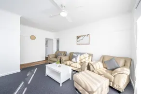 Lil beauty! Nth Central 3BR Reno w Wifi - Image 2