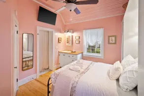 Petite Pink Cottage, Perfect for Solo Travelers - Image 2