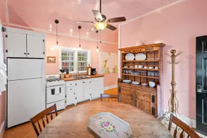 Petite Pink Cottage, Perfect for Solo Travelers - Image 3