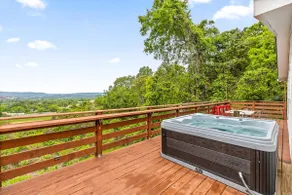 Stunning Downtown Views with Deck & Hottub - Image 5