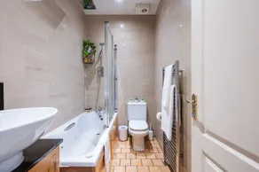 Elegant 1 Bedroom in Cambridge Circus - Image 3