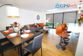 Hutchcomb Villa, 4 Bed Luxury House,Oxford+Parking - Image 3