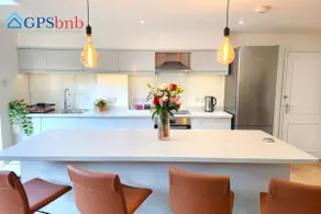 Hutchcomb Villa, 4 Bed Luxury House,Oxford+Parking - Image 2