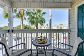 Coastal Luxe Retreat Near Dining, Shopping, Golf - Image 2
