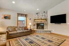 Modern Dog-Friendly Cabin: Hot Tub & Fireplace - Image 5