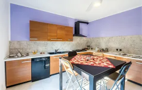 Fly House - Image 5