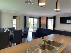 Woodlands Waterside Retreat - Image 5
