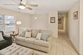 Home With Large Deck in Libertyville Near Naval Base - Image 5