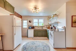 Charming Gardiner Home w/ Yard & Sunroom - Image 5