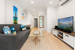 Stylish Manly Apartment with Harbour Views - Image 2