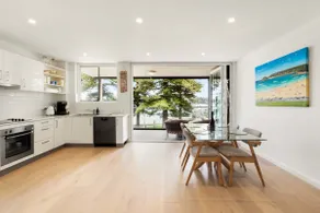 Stylish Manly Apartment with Harbour Views - Image 3