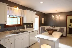 Spacious Family Home w/ Fireplace & Fire Pit - Image 5