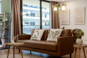 Spacious 2-bed apt in Docklands Balcony & Free Parking - Image 2