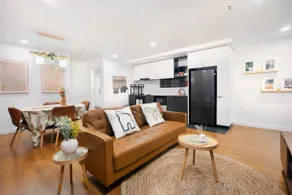 Spacious 2-bed apt in Docklands Balcony & Free Parking - Image 3