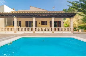 Villa Pomeres med pool og have. - Image 2